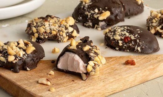 Παγωτίνια με γιαούρτι και μαρμελάδα φράουλα από τον Άκη Πετρετζίκη