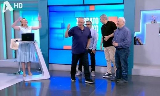 Νίκος Μάνεσης: Καθόλου παραδοσιακό το «αντίο» του στο φινάλε της εκπομπής - «Άντε, γεια σας!»