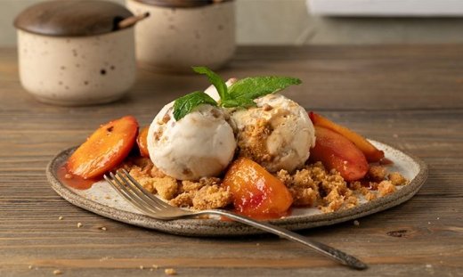 Ψητά νεκταρίνια με crumble φουντουκιού από τον Άκη Πετρετζίκη!