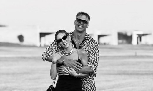 Μπρούνο Τσερέλα: Φωτογραφίζει την Αθηνά Οικονομάκου να ποζάρει με μπικίνι στην παραλία