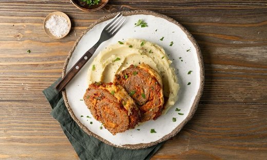 Ρολό κιμά γεμιστό με σάλτσα ντομάτας από τον Άκη Πετρετζίκη!