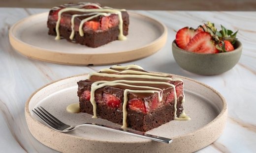 Γλυκό με brownie, φράουλες και γκανάς σοκολάτας από τον Άκη Πετρετζίκη