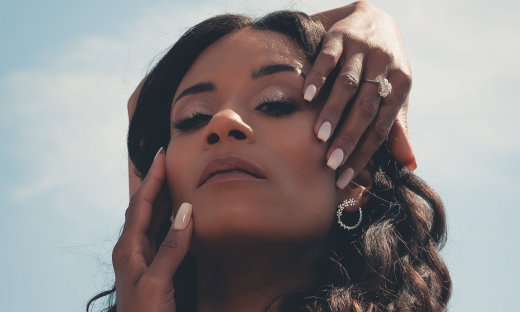 Η Shaya στο gossip-tv: «Η χειρότερη στιγμή της ζωής μου ήταν όταν έχασα για μήνες τη φωνή μου»