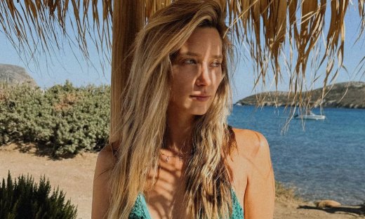 Γιολάντα Καλογεροπούλου: Η Ελένη από το Grand Hotel ποζάρει με το μπικίνι της και εντυπωσιάζει