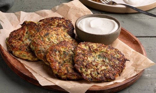 Φτιάξτε τραγανούς και ζουμερούς κολοκυθοκεφτέδες όπως ο Άκης Πετρετζίκης