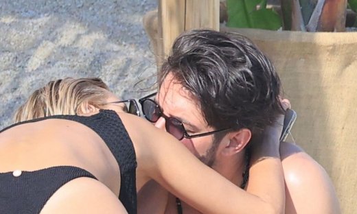 Το φιλί της Λιόλιου στον σύντροφό της, κάτω από τον καυτό ήλιο της Μυκόνου