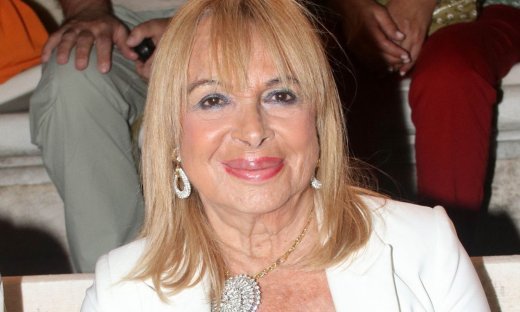 Άννα Φόνσου: Γιόρτασε τα 86 της φορώντας το μπικίνι της και κάνοντας τις βουτιές της στην πισίνα