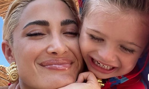 Ιωάννα Τούνη: Στην παραλία μαζί με τον γιο της, Πάρη! - Η νέα κοινή φωτό & τα παιχνίδια