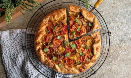 Galette με φέτα και ντοματίνια από τον Άκη Πετρετζίκη