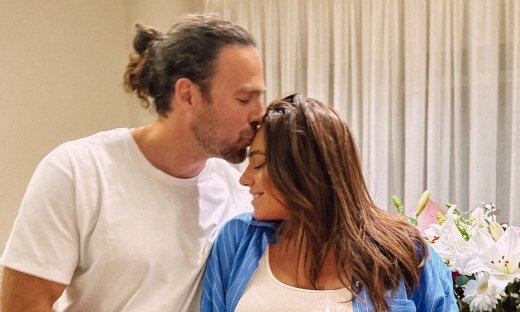 Βαλαβάνη: Δεν χορταίνει να απαθανατίζει τον σύζυγό της με τον γιο τους - Η νέα φωτό στο μαιευτήριο