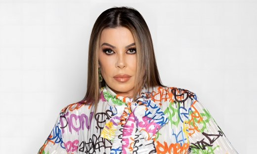 Άντζελα Δημητρίου: Ποζάρει με μαύρο ολόσωμο μαγιό στην παραλία & έχει κορμί... 30χρονης!