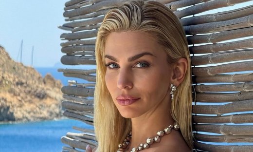 Έκοψε τα μαλλιά της! Η Βάλια Χατζηθεοδώρου με νέο chic lob πριν φύγει διακοπές