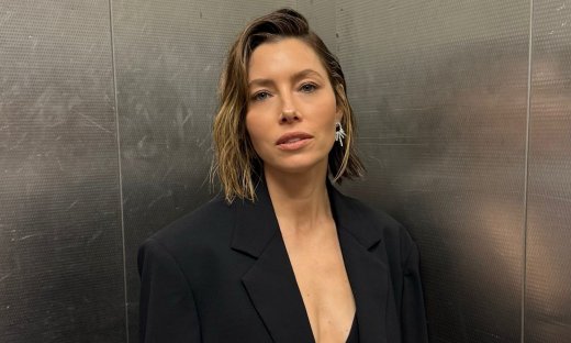 Τζέσικα Μπίελ: Έγινε viral με τα γραμμωμένα της οπίσθια και δείχνει πώς τα απέκτησε