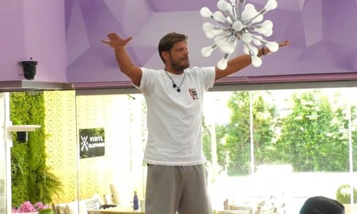 Big Brother-Έξαλλος ο Ντεντόπουλος: «Τώρα που ανέβηκα πάνω στο τραπέζι πρώτη φορά, μου το κόβεις;»