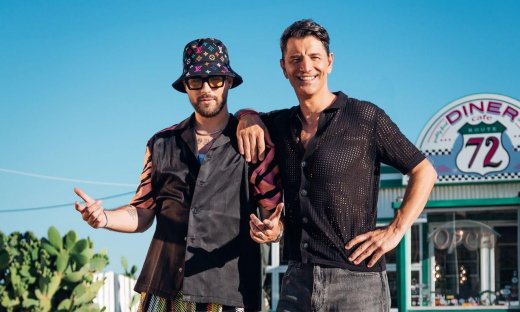 Σάκης Ρουβάς & FY ξαφνιάζουν με το ανατρεπτικό video «Κούνια Bella»