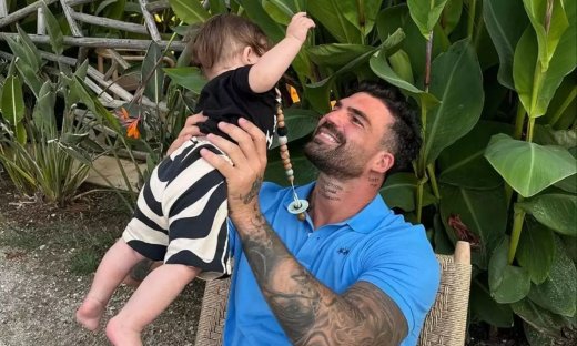 Πάρης Αλεξάνδρου: «Πρώτοι καλοκαιρινοί έρωτες» - Το βίντεο του Δημήτρη Αλεξάνδρου από την παραλία