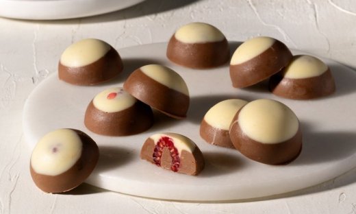 Σοκολατένιες μπουκίτσες με παγωμένα raspberries από τον Άκη Πετρετζίκη!