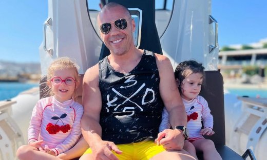 Γενέθλια για τον Ζαμπίδη: Έσβησε τα κεράκια με τις δίδυμες κόρες του – «Έκαναν το βράδυ μαγικό»