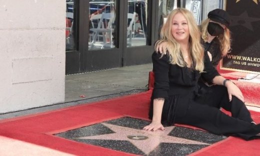 H Κριστίνα Άπλγκεϊτ συγκινεί με την αυτοβιογραφία της, φέρνοντας στο φως «πολλές προσωπικές μάχες»