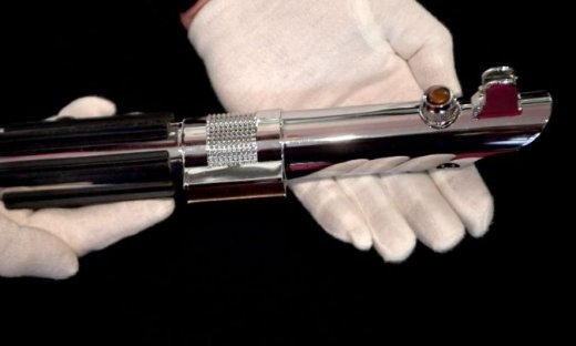 Το εμβληματικό φωτόσπαθο του Νταρθ Βέιντερ από την αρχική τριλογία Star Wars πωλείται σε δημοπρασία