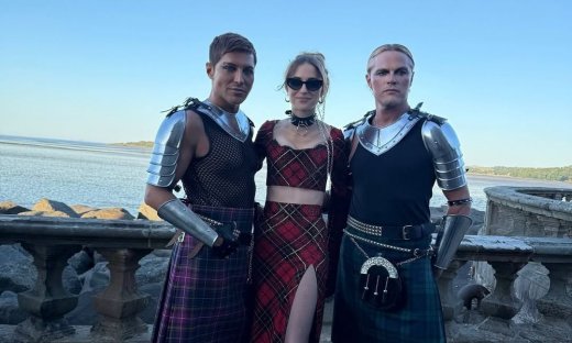 Ηλέκτρα Νιάρχου: Τα 30ά της γενέθλια έγιναν viral – Γκάιντες, κιλτ και τούλια σε κάστρο της Σκωτίας!