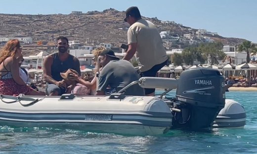 Δημήτρης Αλεξάνδρου: «Πετάχτηκε» με σκάφος μία βόλτα στη Δήλο, από τη Μύκονο!