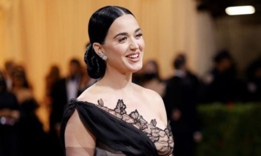 Στιγμές τρόμου για την Katy Perry - Κινδύνεψε να πέσει στο κενό πάνω από τους θεατές σε συναυλία της