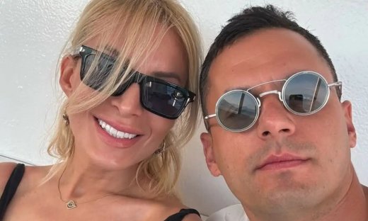 Κατερίνα Καινούργιου: Αγκαλιά με τον Παναγιώτη Κουτσουμπή δίπλα στην πισίνα