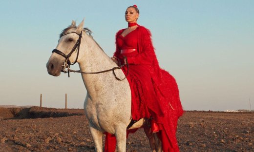 «Πήγα σε Μάγισσες»: Η  Johanna δίνει νέα πνοή στη μεγάλη επιτυχία του Χρήστου Νικολόπουλου