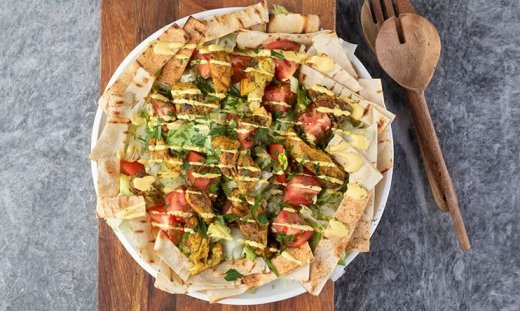 Σαλάτα με κοτόπουλο και ψητές αραβικές πίτες από τον Άκη Πετρετζίκη