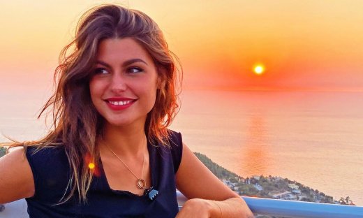 «Είναι χαραγμένες στις αναμνήσεις μου» - Η Δανάη Παππά «σβήνει» το ηλιοβασίλεμα με κατακόκκινο μαγιό