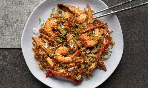 Τηγανητό ρύζι με γαρίδες από τον Άκη Πετρετζίκη