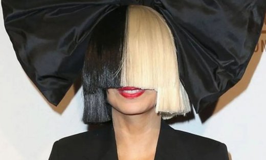 Ερωτευμένη ξανά η Sia: Χεράκι-χεράκι με 28χρονο σταρ του Netflix!