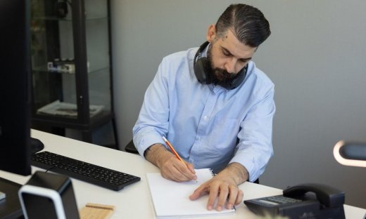 Το δικό μας day at the office ξεκινάει με τη νέα κουρού της γιαγιάς Ανθής από τα everest