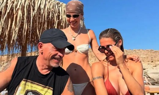 Eros Ramazzotti: Λιάζεται στη Μύκονο με την καλλονή κόρη και την πρώην σύζυγό του