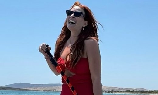 Χρηστίδου: Από τη Λήμνο στην Πάρο με τους γιους της! Ποζάρει με εντυπωσιακό beach look στην παραλία!