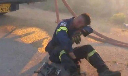 Φωτιά στο Κρυονέρι: Καρέ καρέ η δραματική στιγμή της κατάρρευσης εθελοντή πυροσβέστη