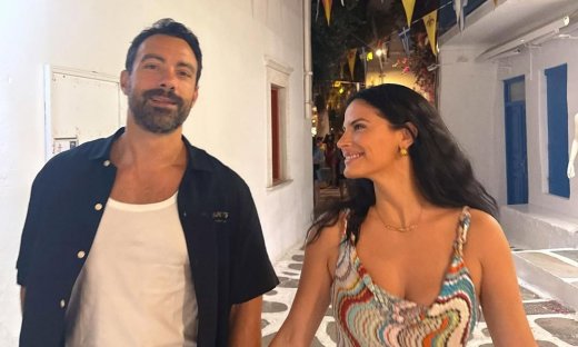 Διακοπών συνέχεια για Τανιμανίδη–Μπόμπα στην Πάρο: Η άφιξη της μητέρας του & η φωτό με Μαυρίδη!