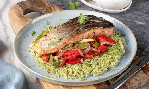 Σολομός στη λαδόκολλα από τον Άκη Πετρετζίκη