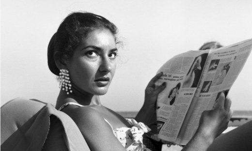 Όταν η Μαρία Κάλλας καθόταν στο μεγαλοπρεπές κρεβάτι της στο διαμέρισμα της στο Παρίσι - Σπάνια φώτο