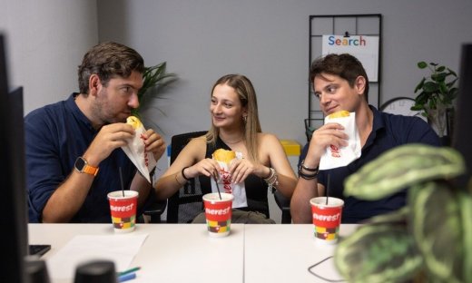 Η μέρα ξεκινάει αλλιώς όταν «σκάει» στο γραφείο η τυρόπιτα κουρού της γιαγιάς Ανθής