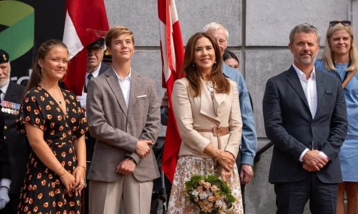 Σφήκα μπήκε στη φούστα της Μαίρης της Δανίας και την τσίμπησε-Το βίντεο με την ταραχή της βασίλισσας