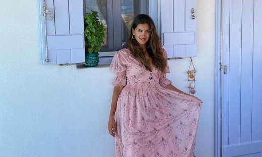 Σταματίνα Τσιμτσιλή: Η βραδινή έξοδος με τον σύζυγό της στην Πάρο με σικ φόρεμα και huge σκουλαρίκια