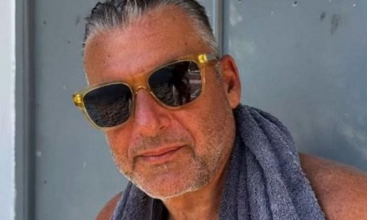 Γιώργος Λιάγκας: Βόλτες στα σοκάκια της Μυκόνου χωρίς την Μαρία Αντωνά