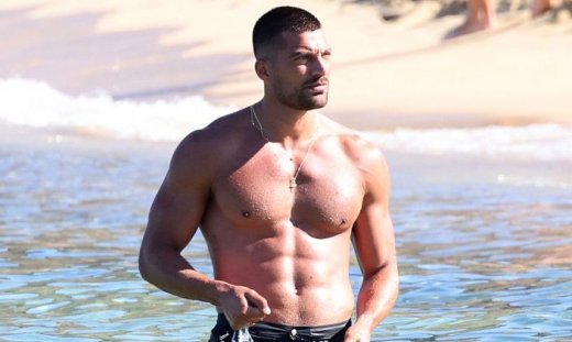 Simone Susinna: O πρωταγωνιστής του 365 μέρες σε βραδινή έξοδο στη Μύκονο