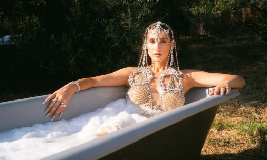 H Evangelia στην αυλή του σπιτιού της γιαγιάς της στην Κρήτη για το Πεπρωμένο Deluxe