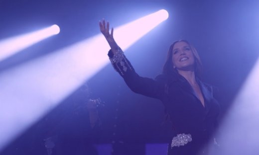 Ιουλία Καλλιμάνη: Μας παρουσιάζει τον «Αφούση» σε ένα ξεσηκωτικό live βιντεοκλιπ