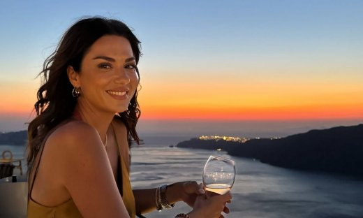 Βάσω Λασκαράκη: Μαγεμένη από το ηλιοβασίλεμα στη Σαντορίνη – Το χρυσαφί φόρεμα & η κομψή εμφάνιση!
