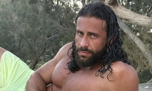 Βασάλος: Το φωτογραφικό άλμπουμ από τη Φολέγανδρο, το καλλίγραμμο κορμί και οι κοιλιακοί φέτες!
