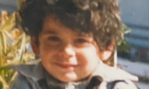 Αναγνωρίζετε το αγοράκι της φωτογραφίας; Είναι γνωστός Έλληνας... τραγουδιστής!